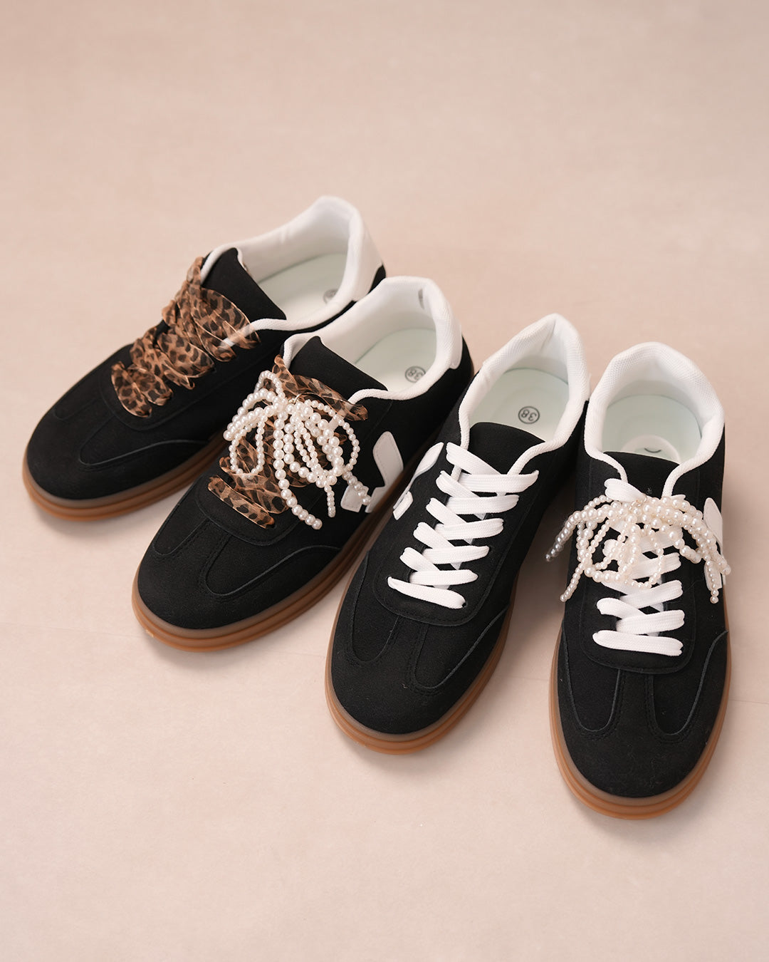 Basket femme noire en suédine avec détails blancs et semelle marron