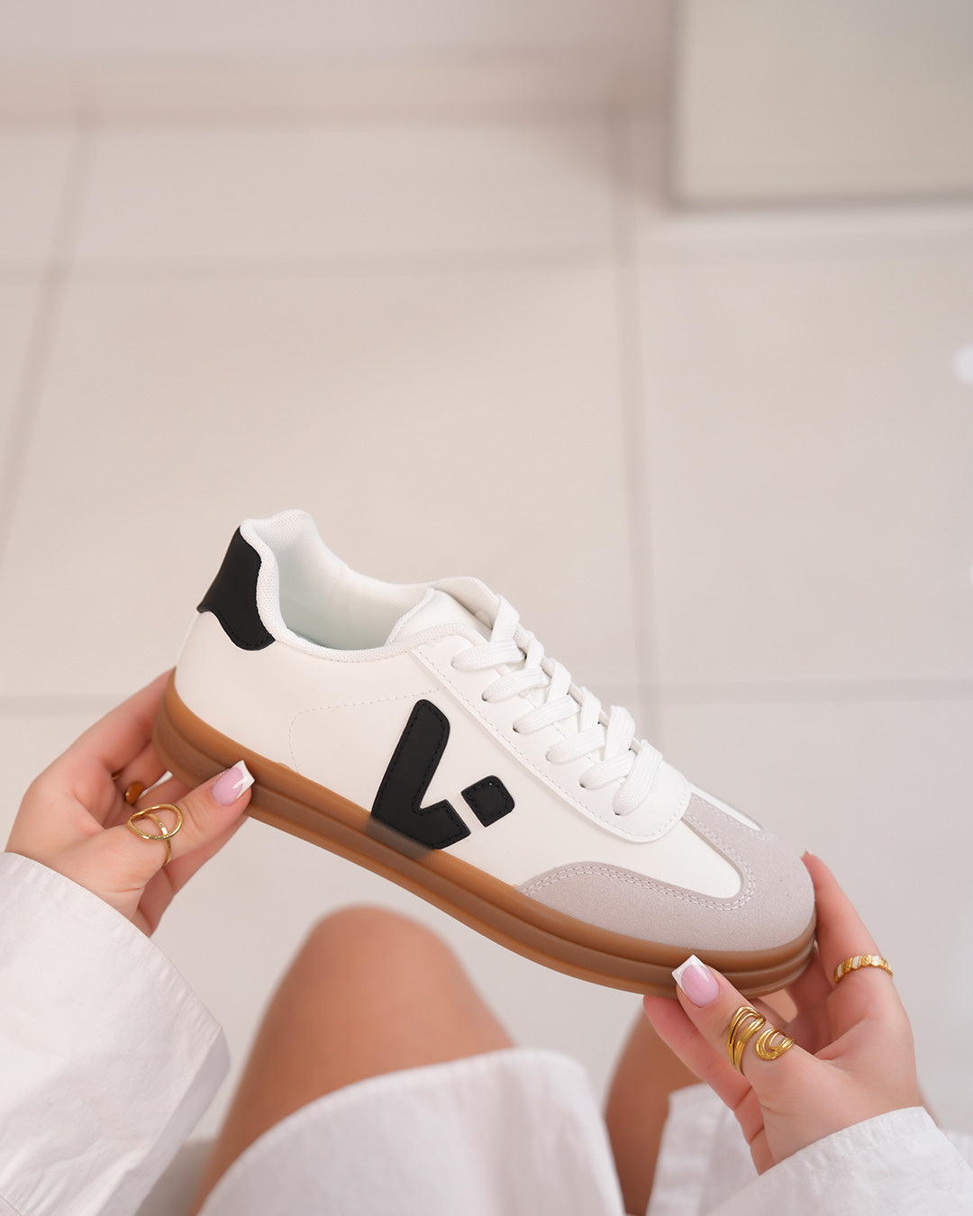 Basket femme blanche avec détails noirs et semelle marron