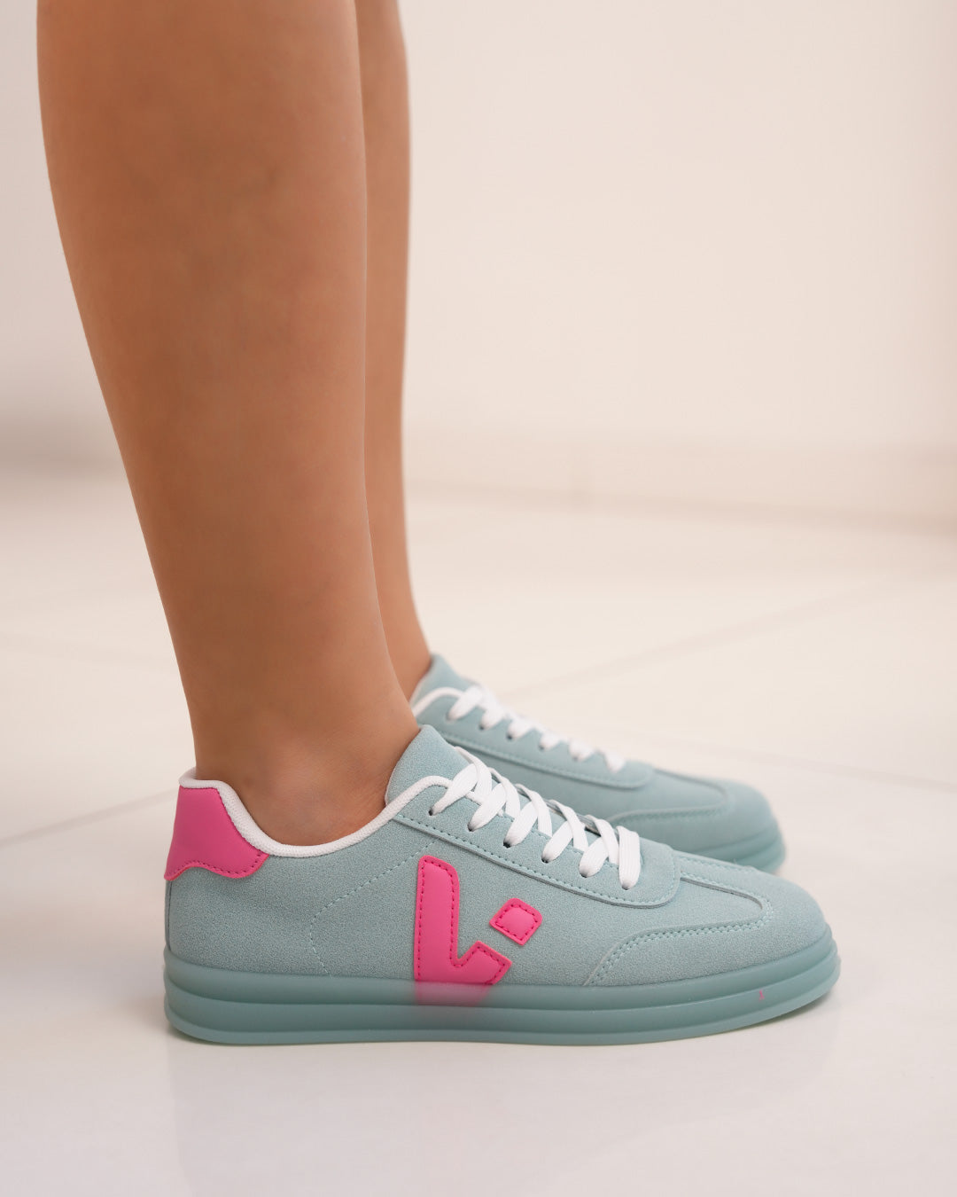Basket femme bleu turquoise avec détails rose fuchsia et semelle assortie