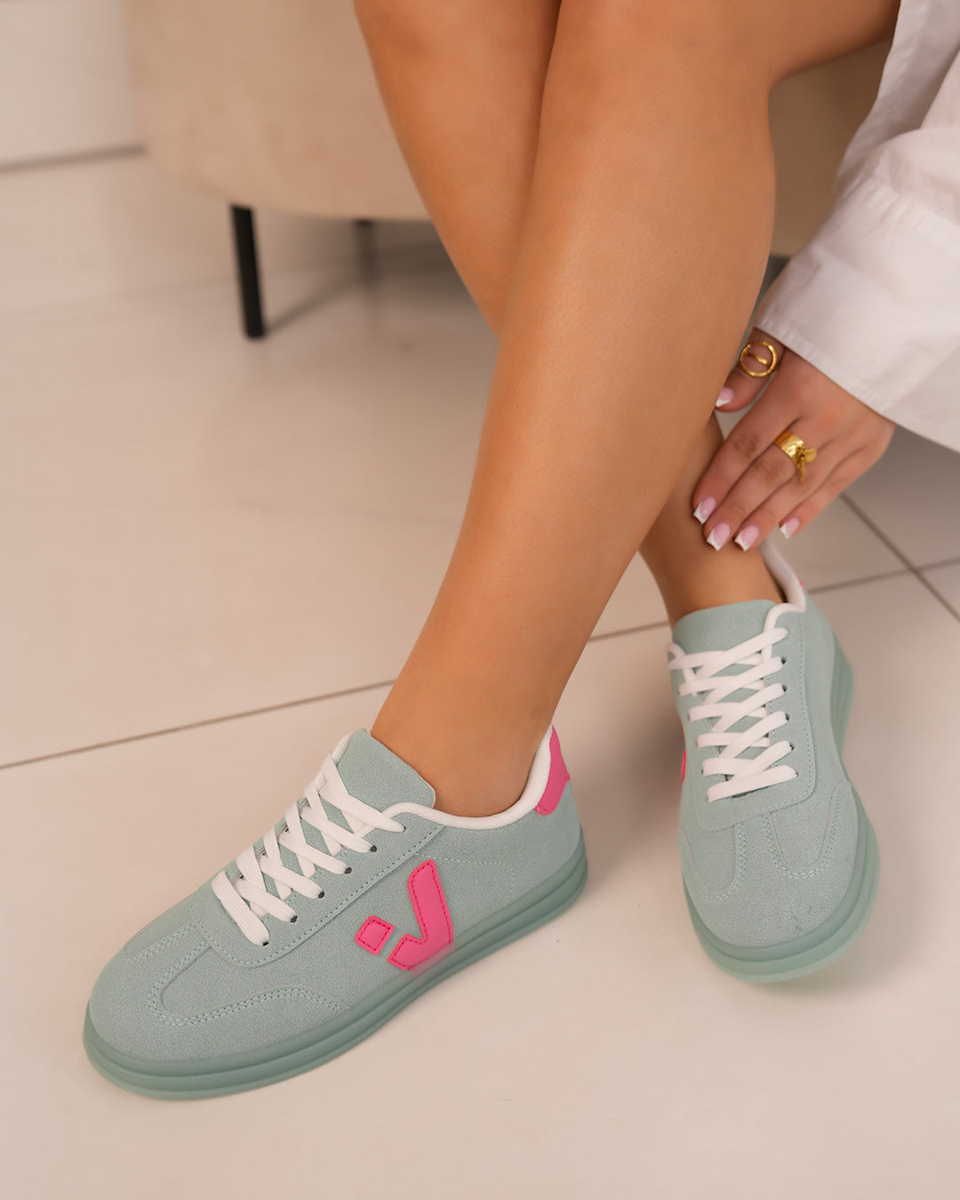 Basket femme bleu turquoise avec détails rose fuchsia et semelle assortie