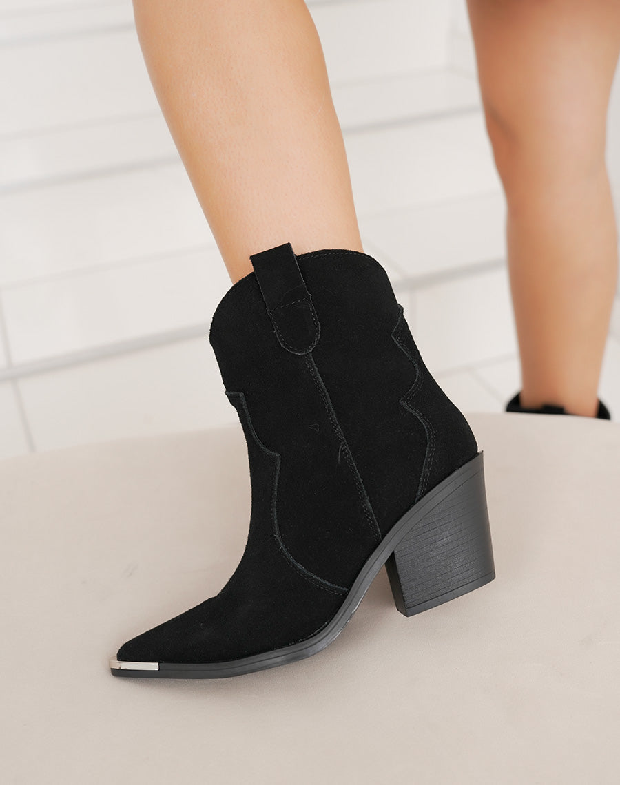 Bottines en cuir noir santiag à talon biseauté et bout pointu avec détail argenté