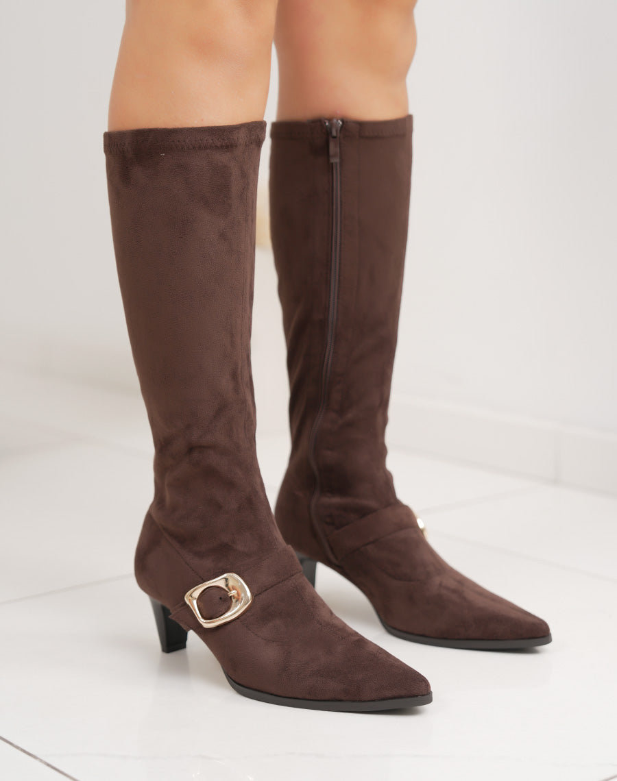 Bottes femme marron en suédine, confortables à petit talon évasé et boucle dorée chic