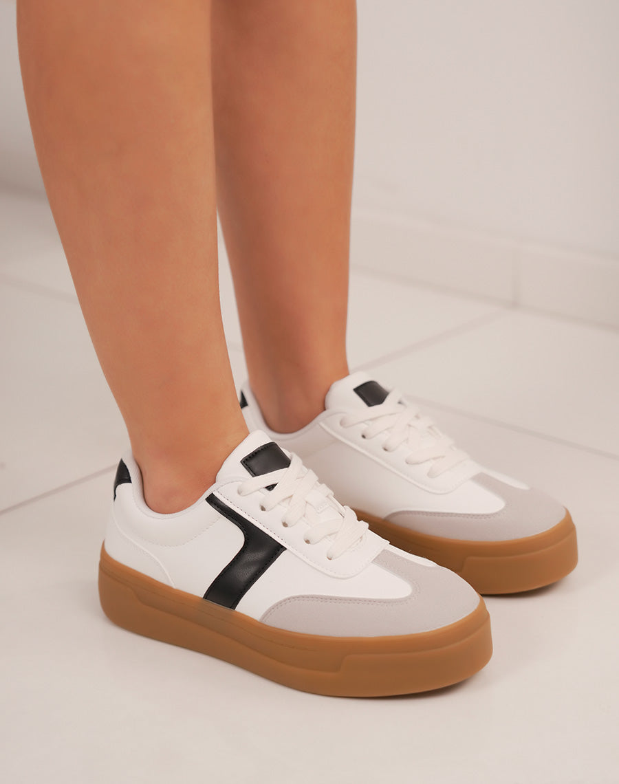 Basket femme blanche tendance à triple plate-forme marron et détails suédine