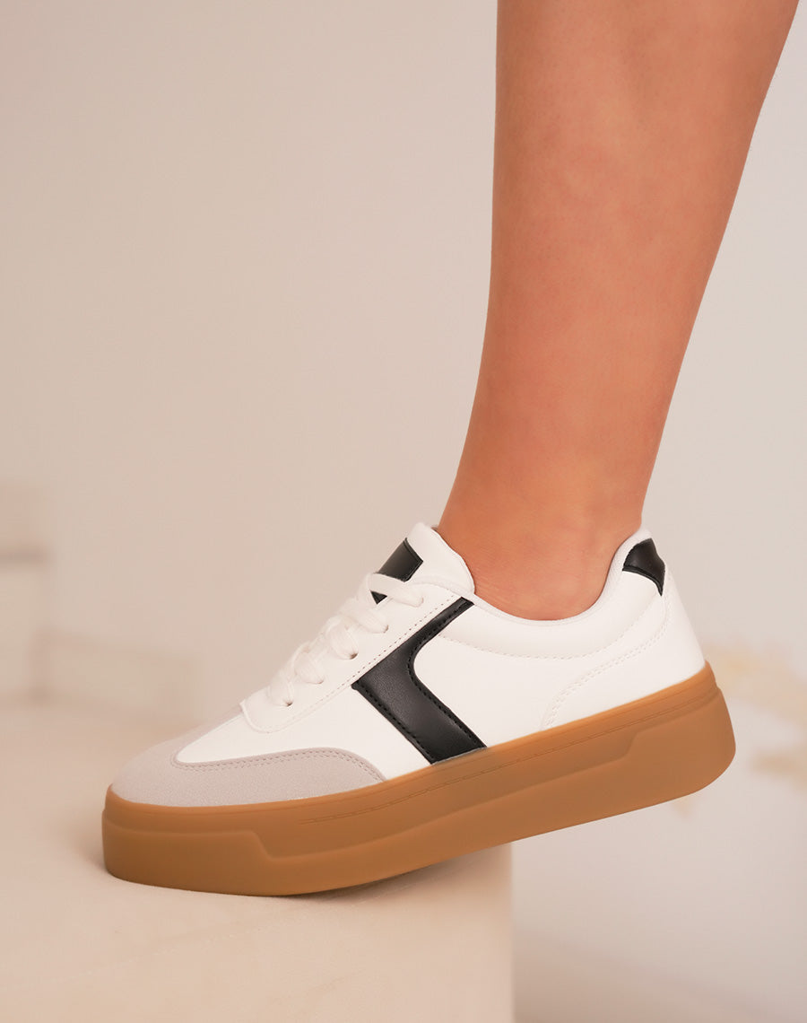 Basket femme blanche tendance à triple plate-forme marron et détails suédine