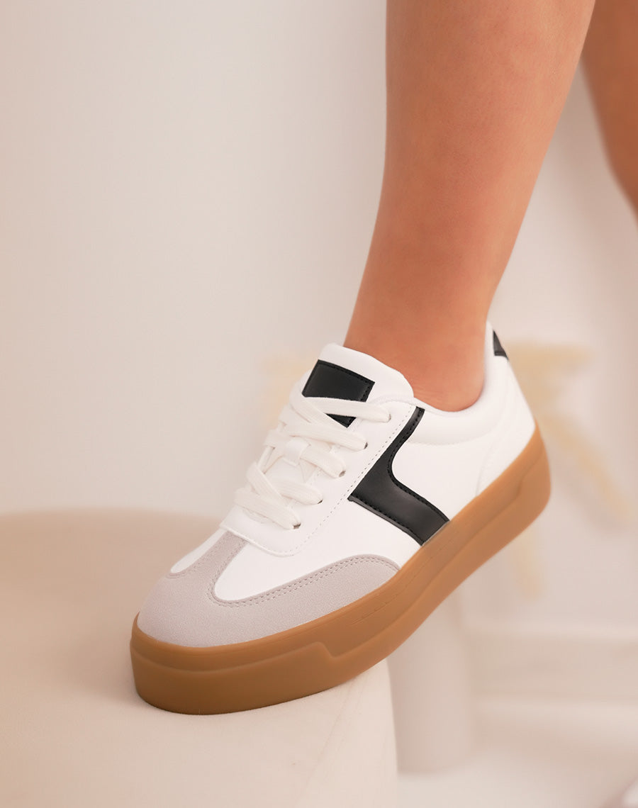Basket femme blanche tendance à triple plate-forme marron et détails suédine