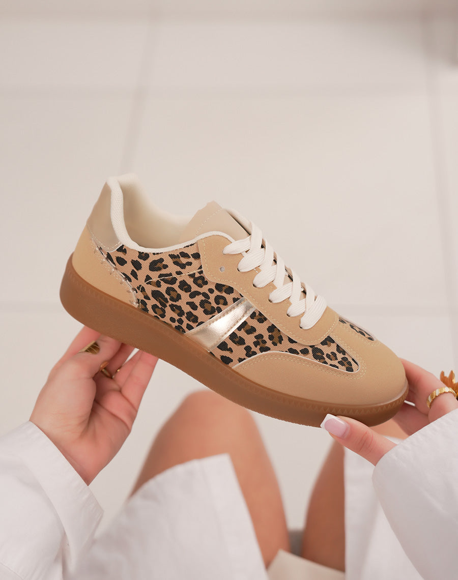 Basket femme taupe et léopard en peau de pêche avec détails dorés et semelle plate