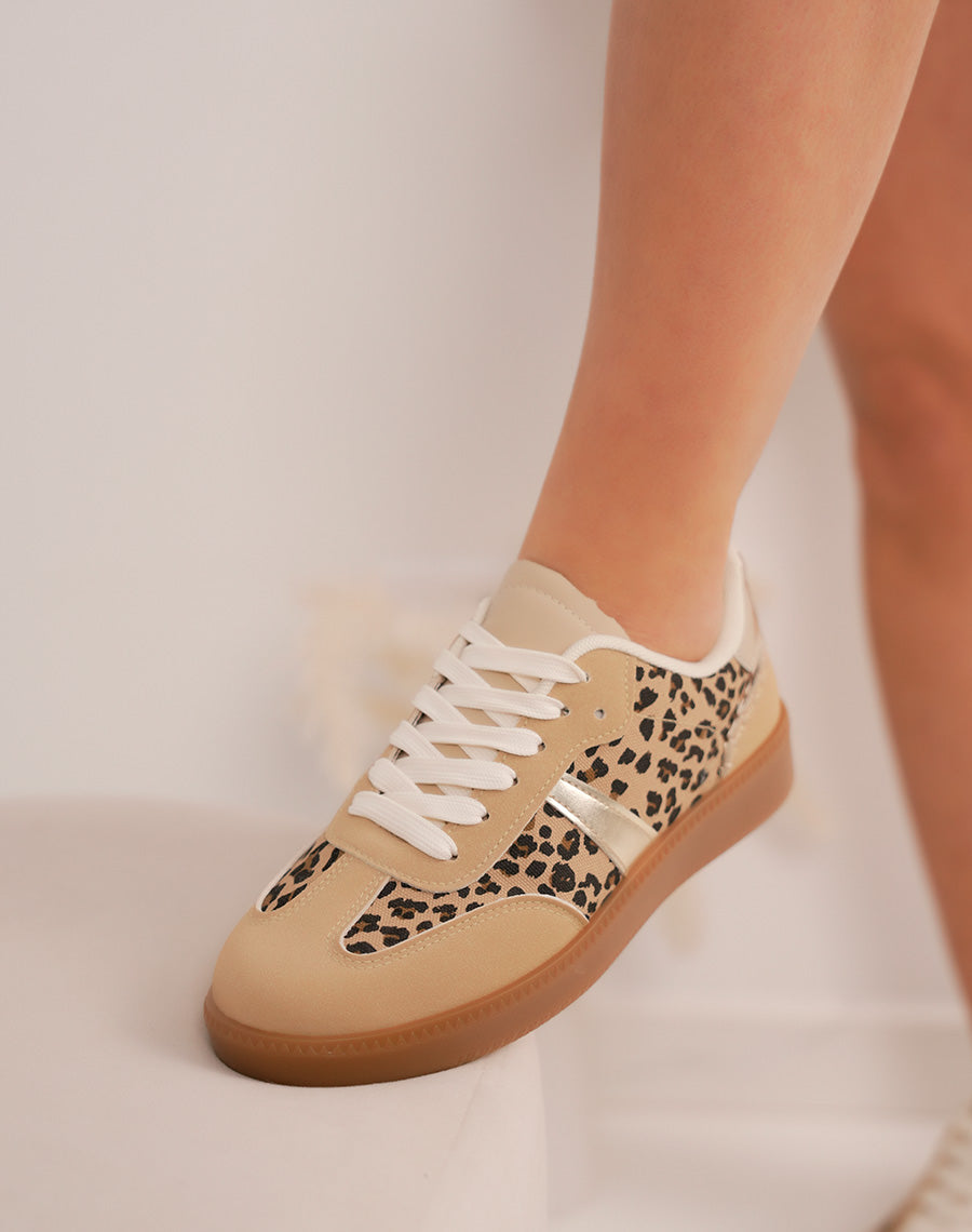 Basket femme taupe et léopard en peau de pêche avec détails dorés et semelle plate