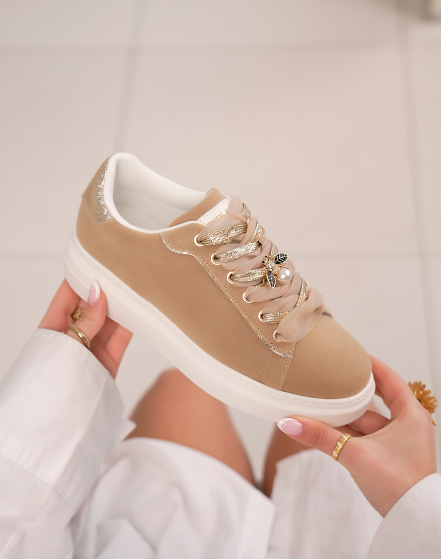 Basket FINDLAY en suédine taupe avec double lacets fantaisie et bijou abeille