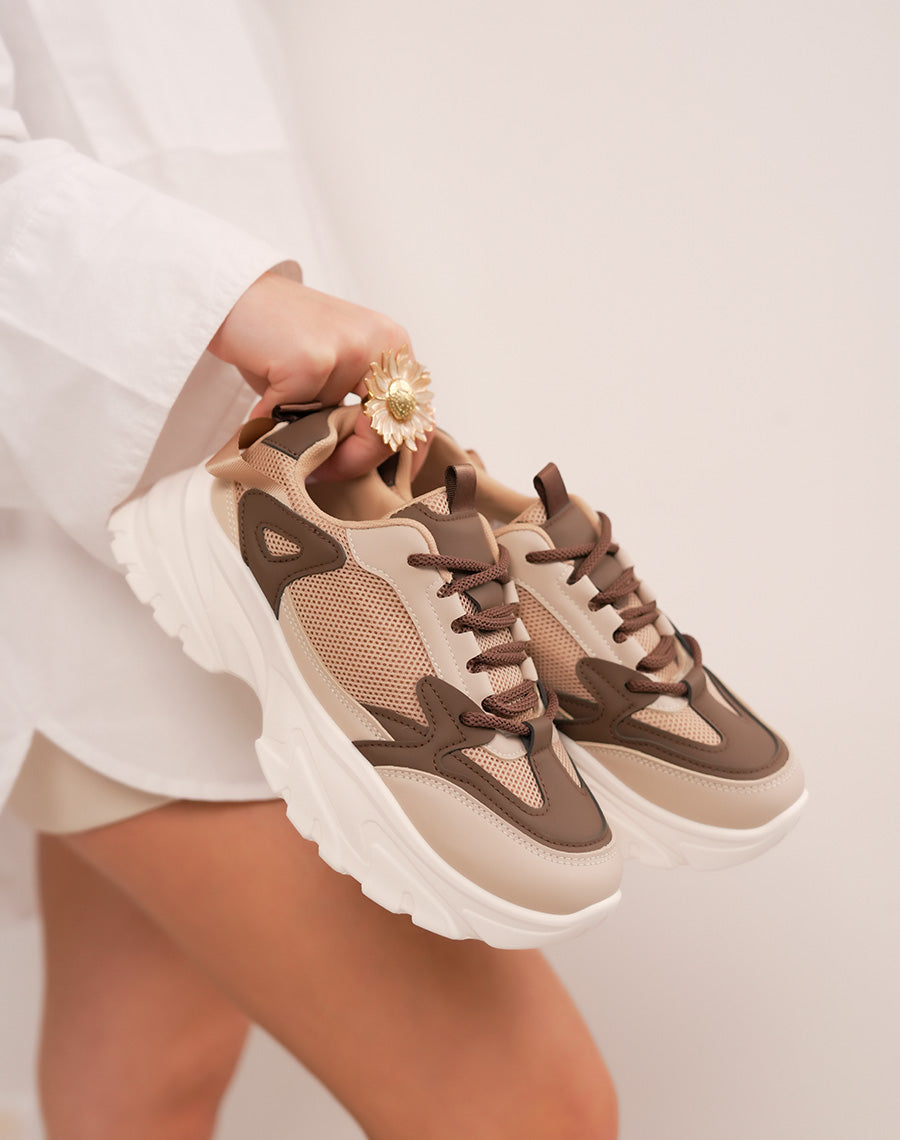 Baskets femme marron à grosse semelle beige et détails taupe – style chunky tendance