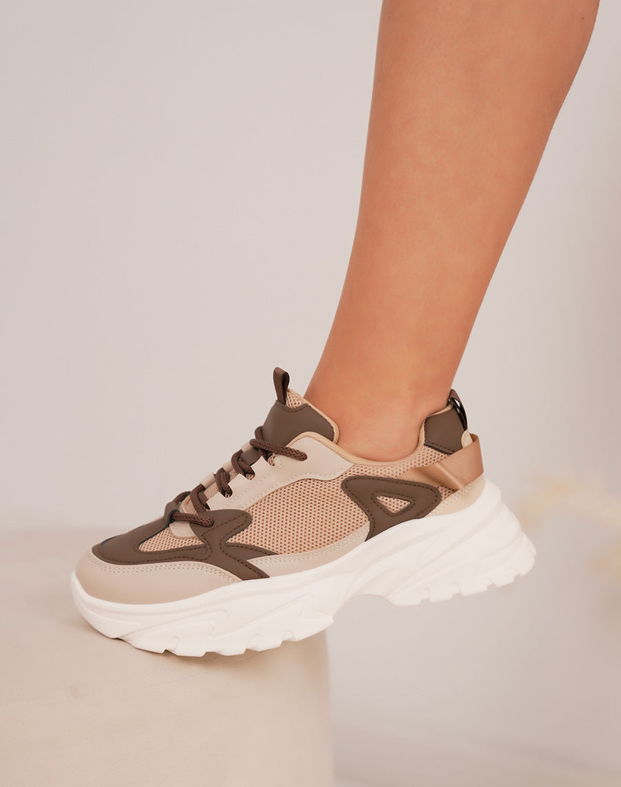 Baskets femme marron à grosse semelle beige et détails taupe – style chunky tendance