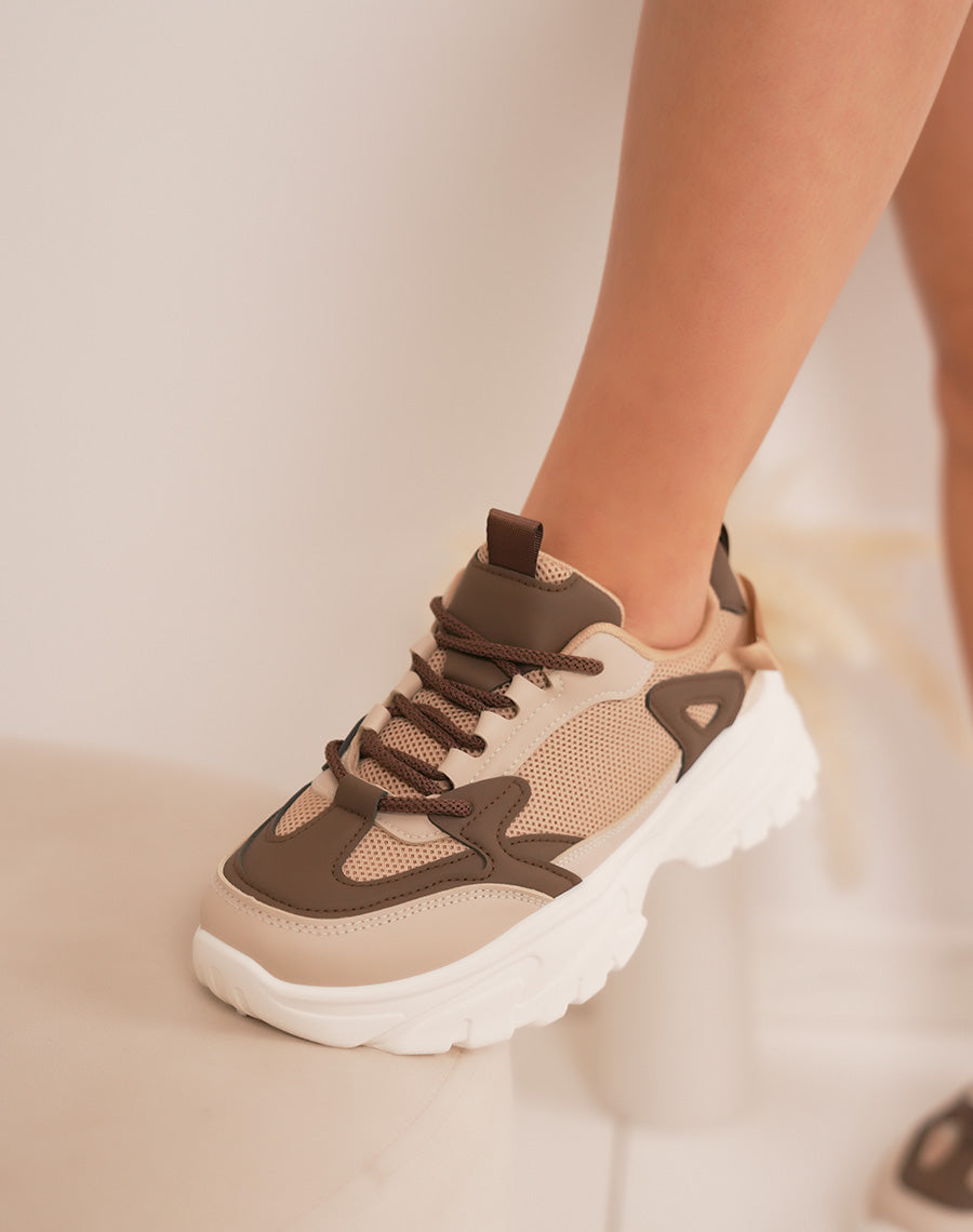 Baskets femme marron à grosse semelle beige et détails taupe – style chunky tendance