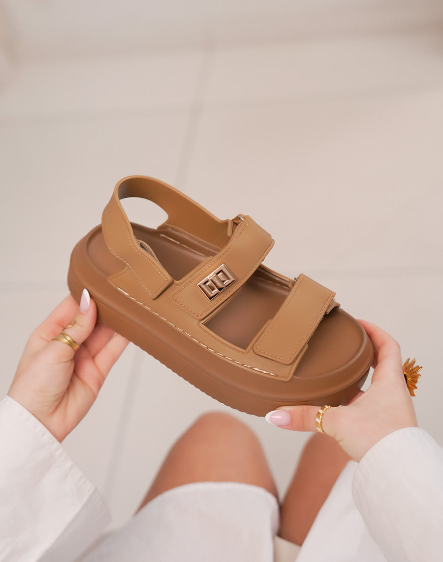 Sandales femme marron clair tendance à grosse semelle avec brides à sc