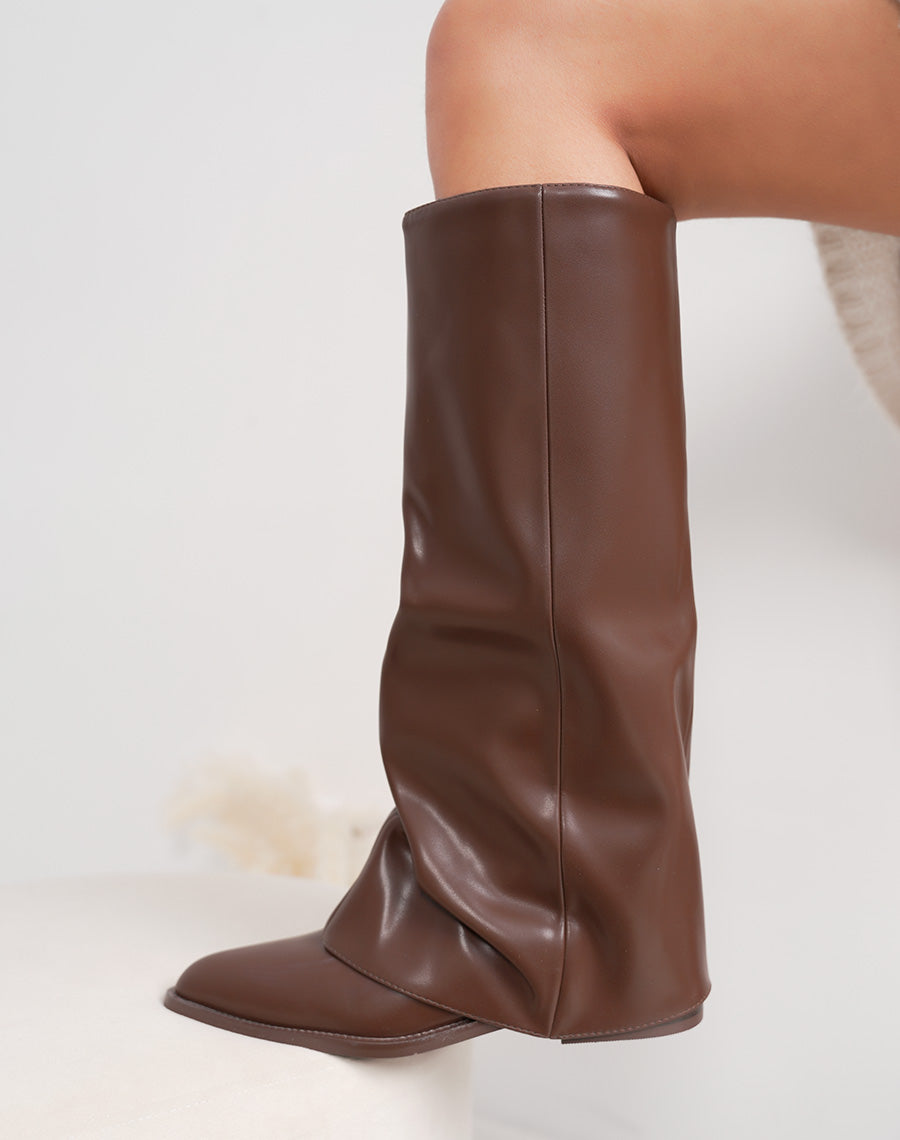 Bottes femme marron élégantes avec revers et petit talon plat