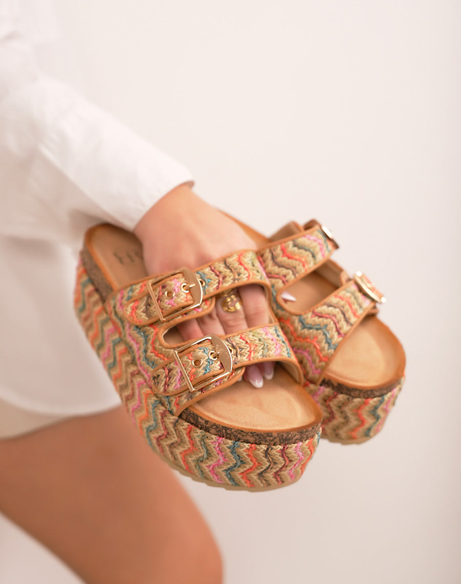 Mules femme multicolores à plateforme épaisse tressée avec brides décoratives dorées