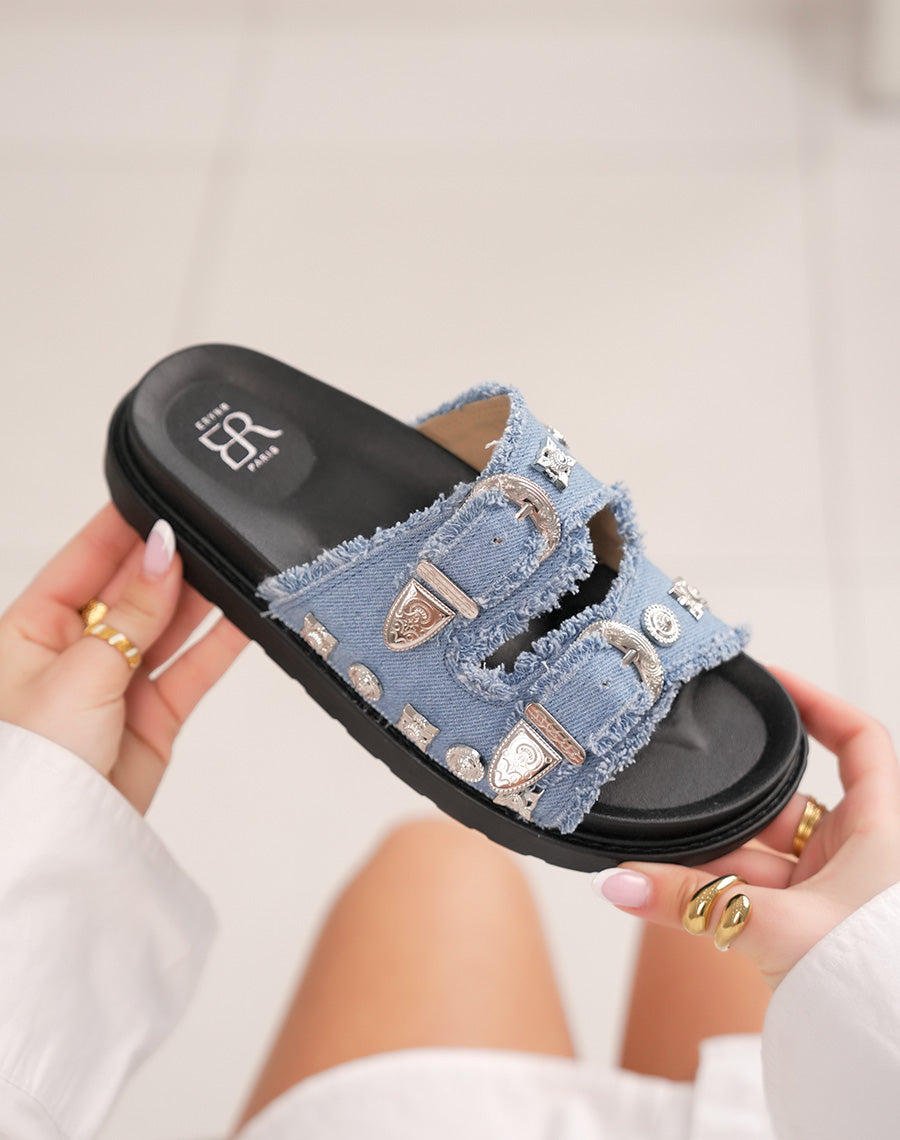 Mules femme effet jean à bijoux argentés et semelle noire compensée