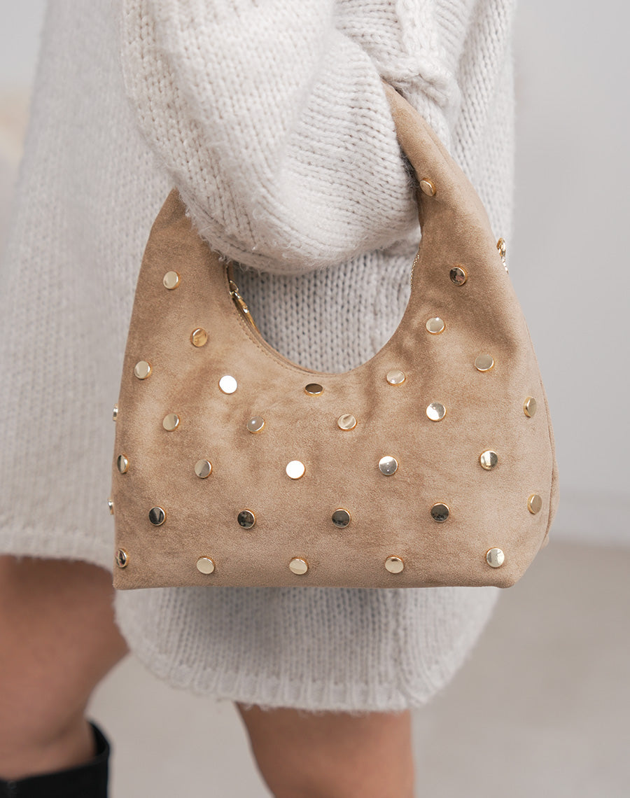 Sac besace femme beige en suédine avec clous dorés chic et pratique