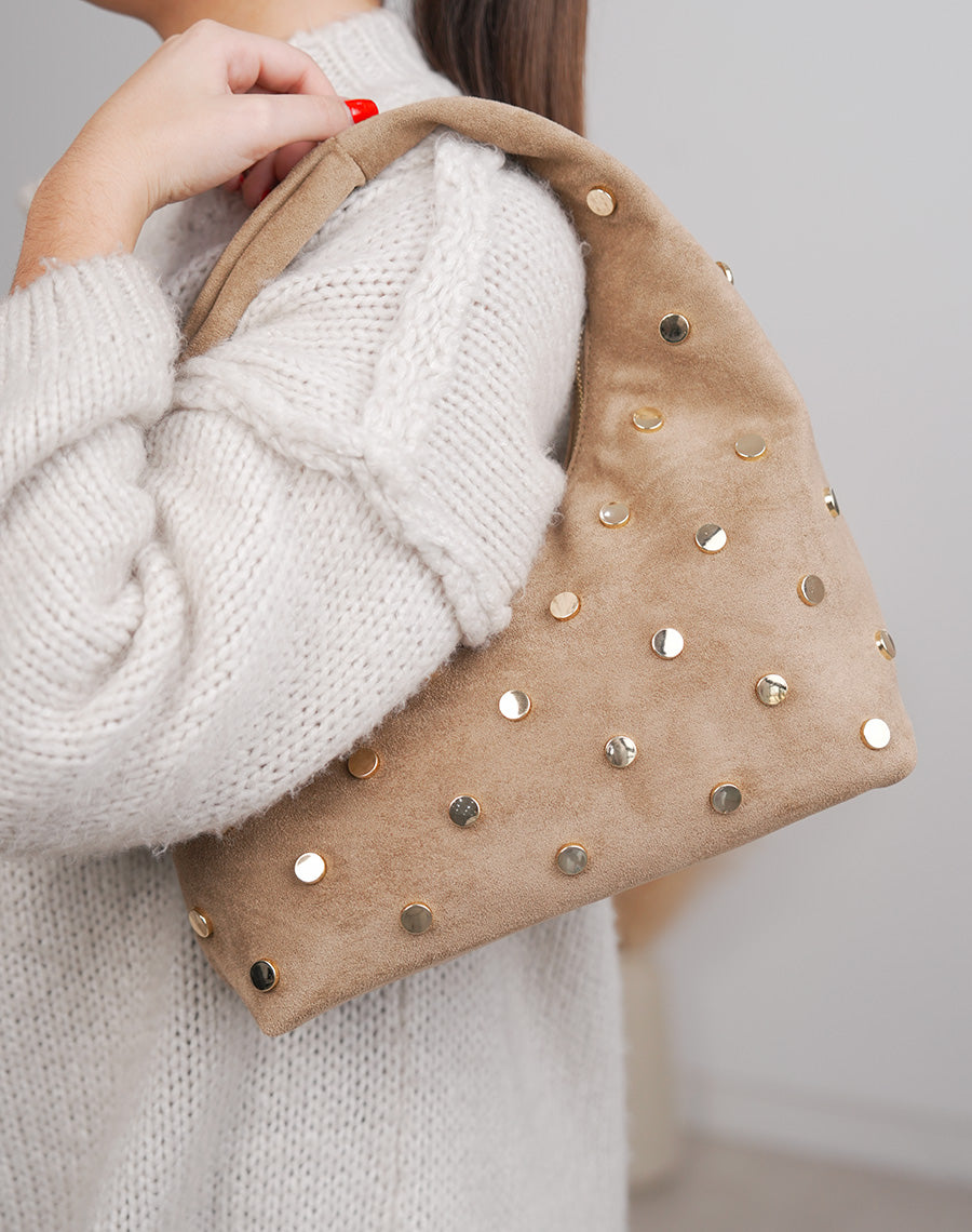 Sac besace femme beige en suédine avec clous dorés chic et pratique
