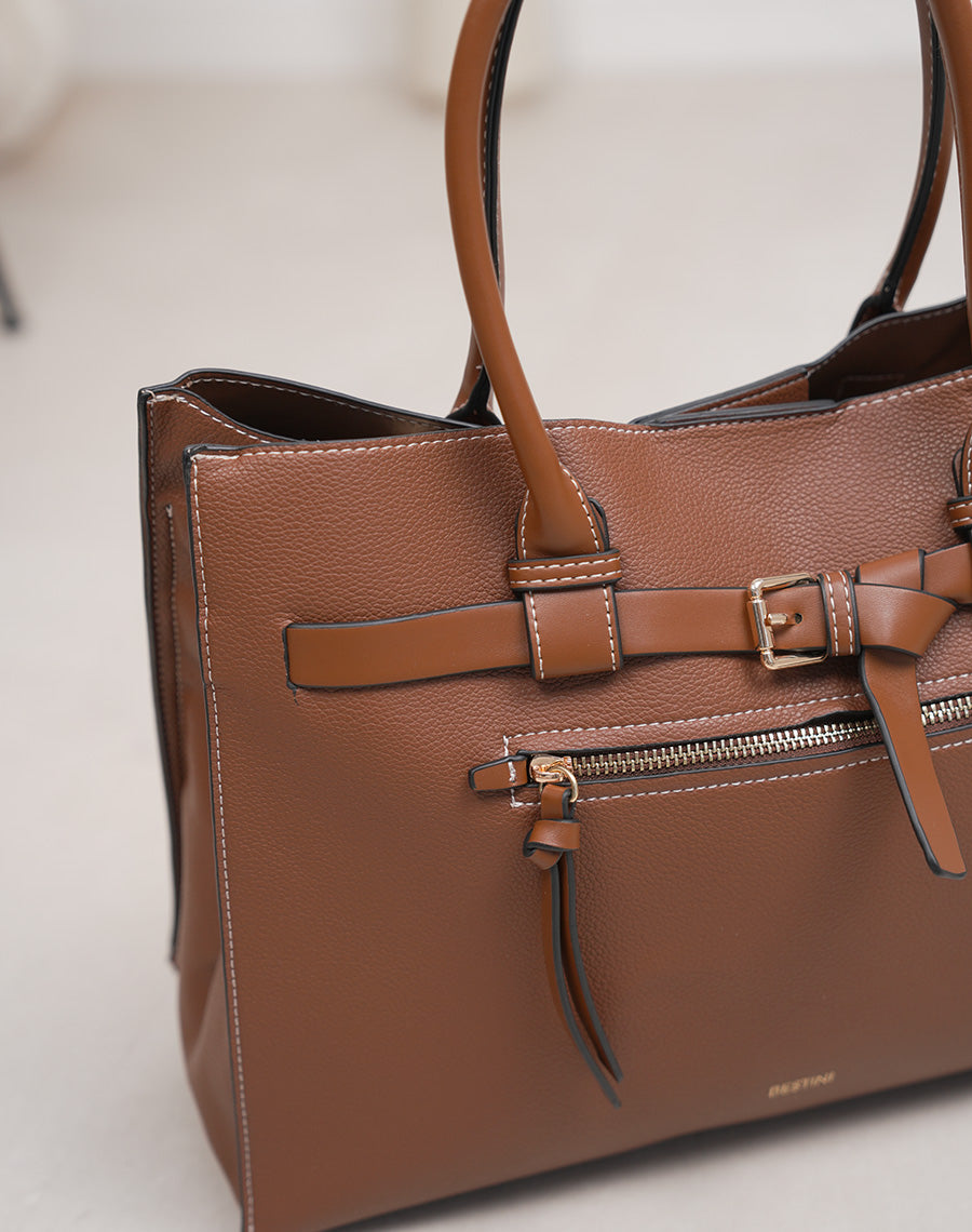 Sac camel effet grainé avec sangle décorative – Élégance et praticité réunies