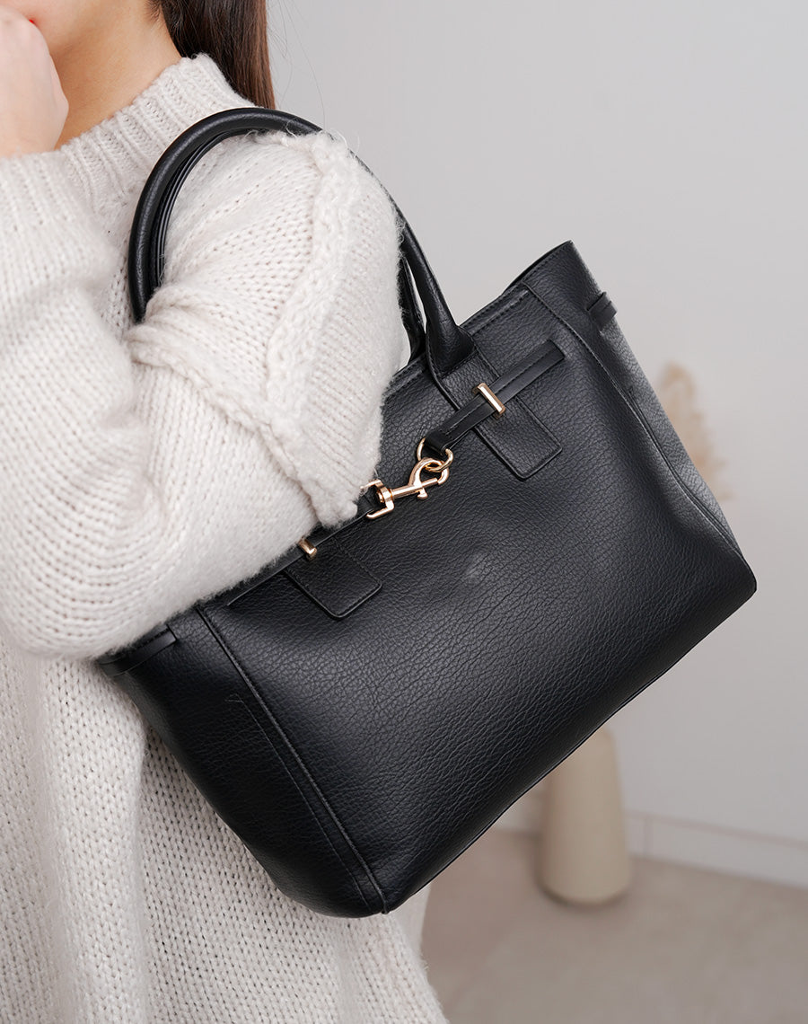 Sac noir effet grain avec sangle décorative et détail doré