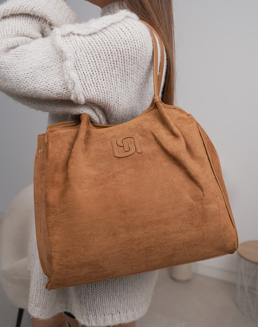Sac camel en suédine avec détail en similicuir