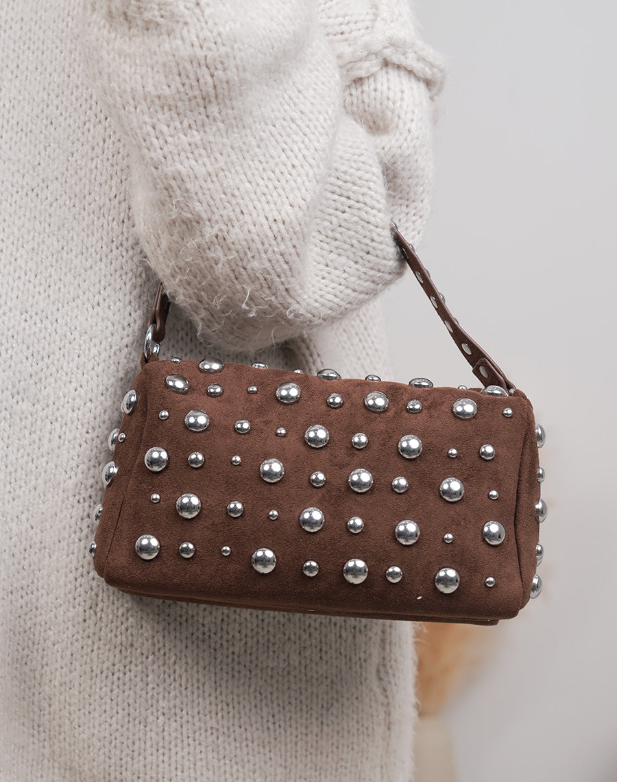 Sac pochette marron en suédine à clous argentés