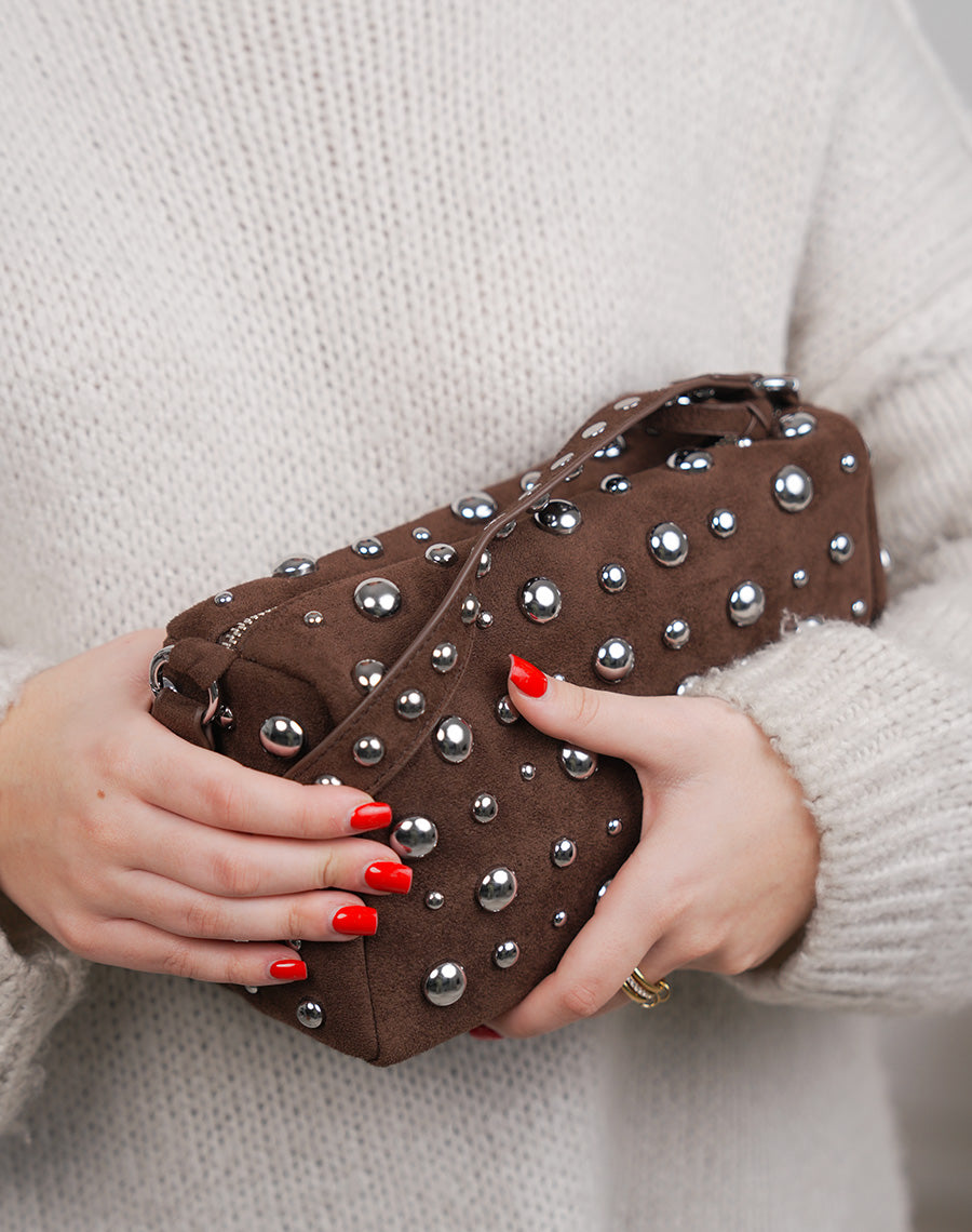 Sac pochette marron en suédine à clous argentés