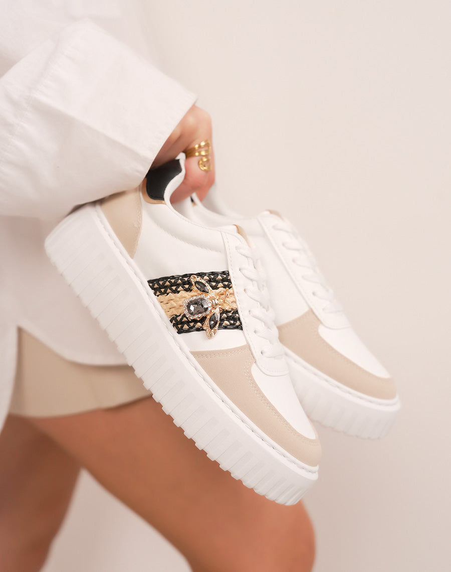 Baskets femme blanches à détails osier, suédine beige et bijou abeille doré