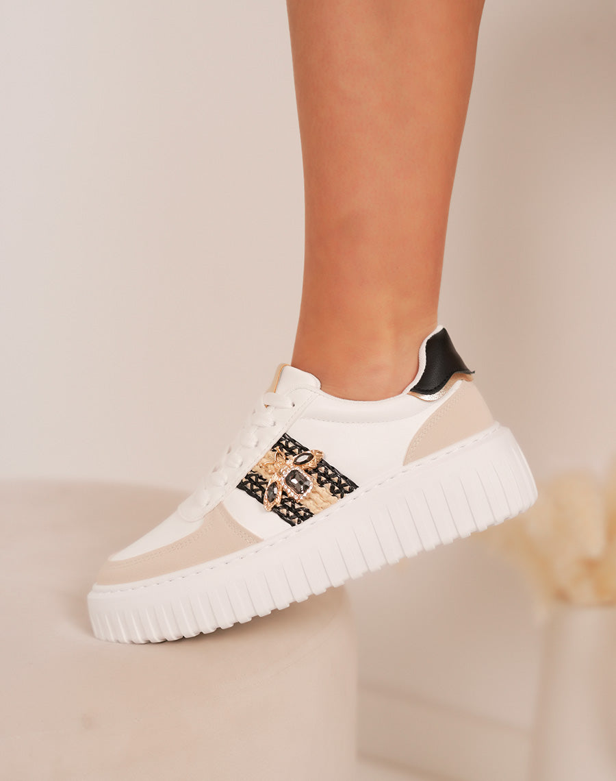 Baskets femme blanches à détails osier, suédine beige et bijou abeille doré