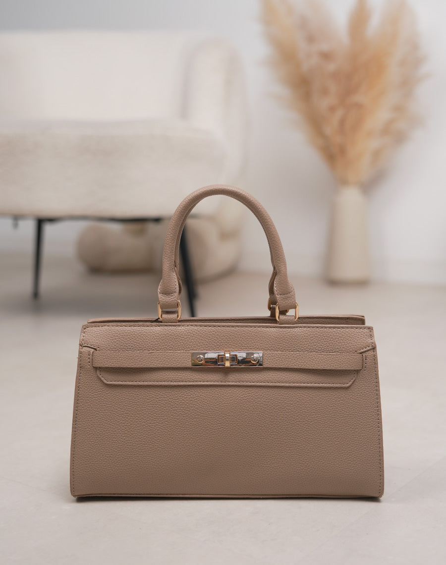 Sac beige foncé en similicuir grainé à fermoir doré
