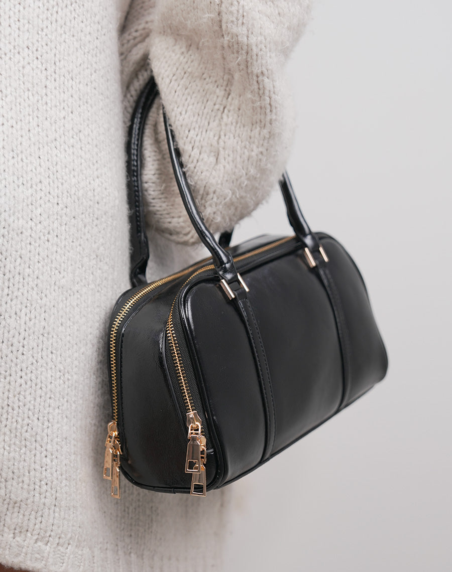 Sac noir brillant à double fermeture dorée