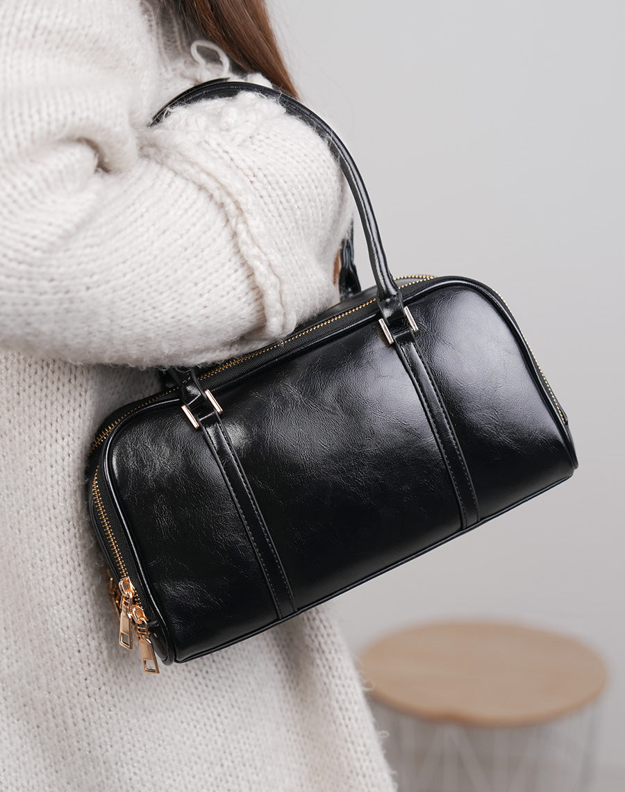 Sac noir brillant à double fermeture dorée