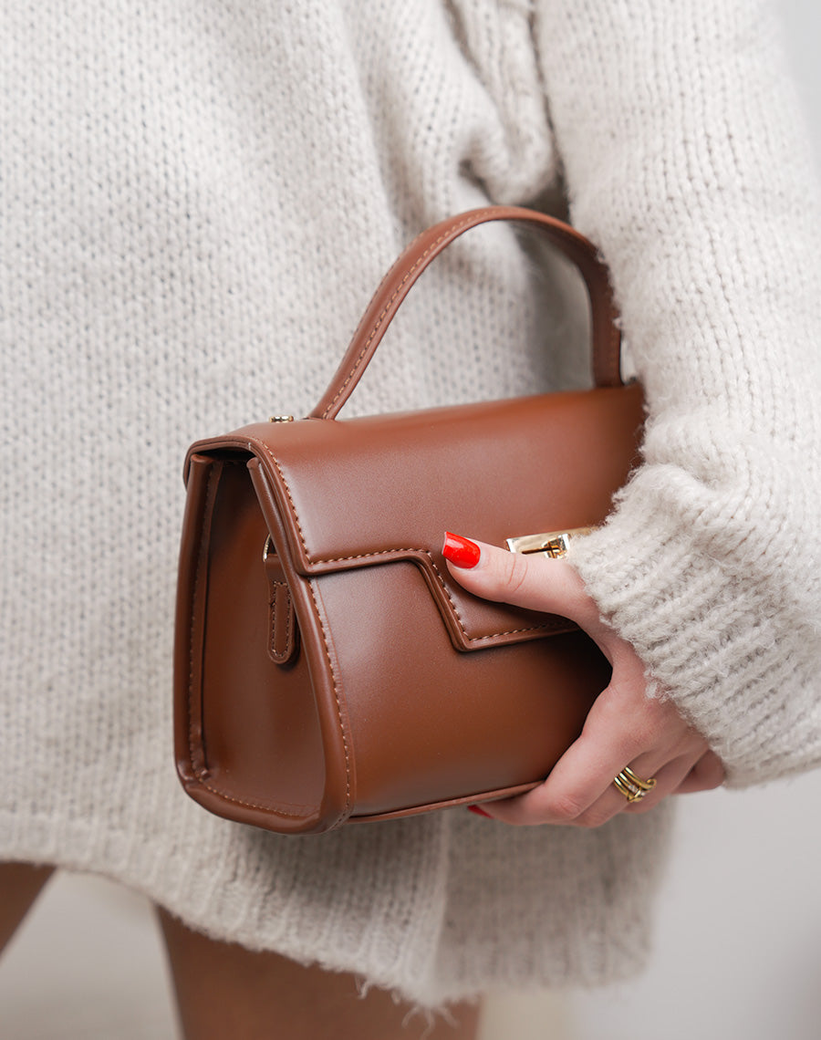 Sac camel foncé en similicuir avec fermeture tourniquet dorée