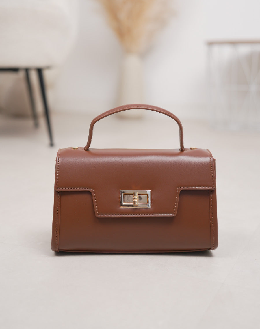 Sac camel foncé en similicuir avec fermeture tourniquet dorée