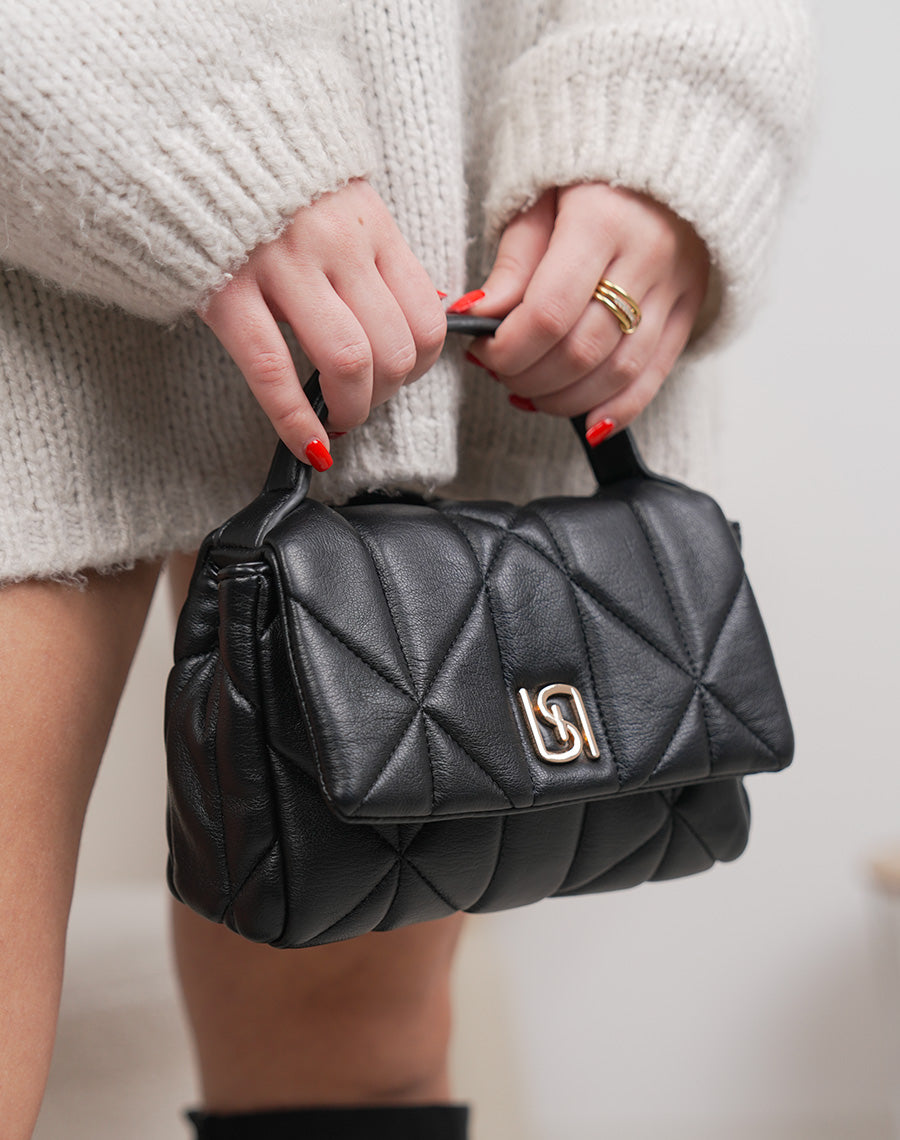 Petit sac noir matelassé avec détail doré et fermeture aimantée