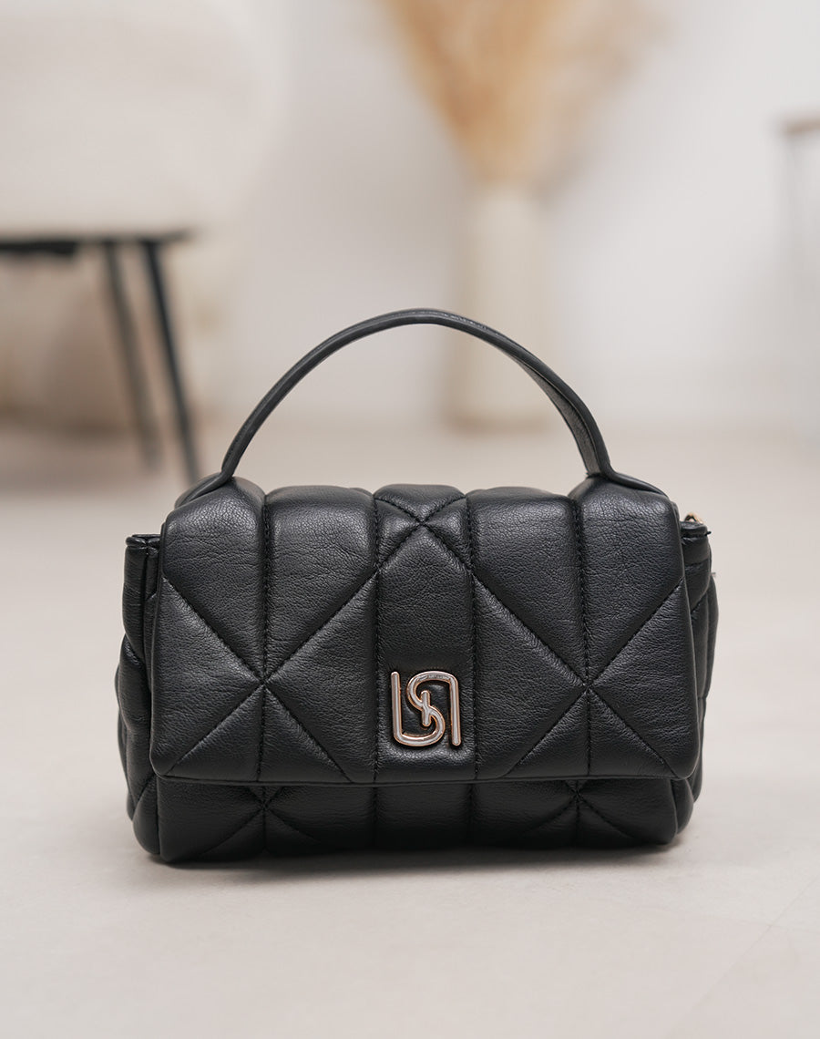Petit sac noir matelassé avec détail doré et fermeture aimantée