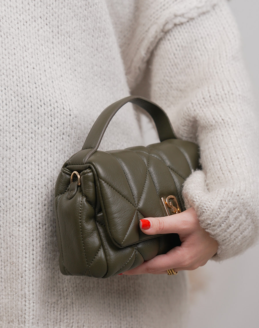 Petit sac vert kaki matelassé avec détail doré et fermeture aimantée