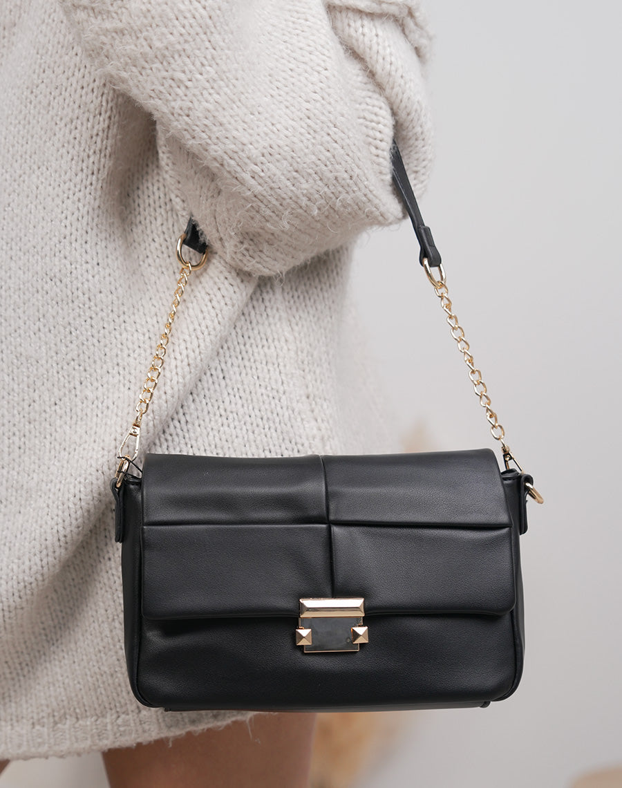 Sac noir matelassé avec fermeture aimantée dorée