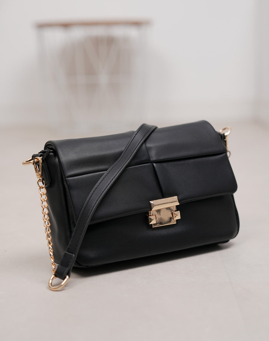 Sac noir matelassé avec fermeture aimantée dorée