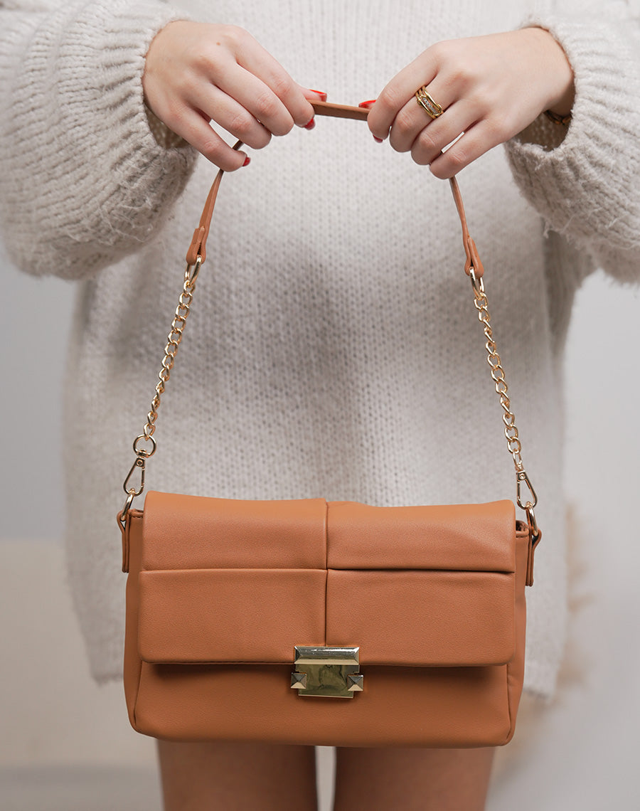 Sac camel matelassé avec fermeture aimantée dorée