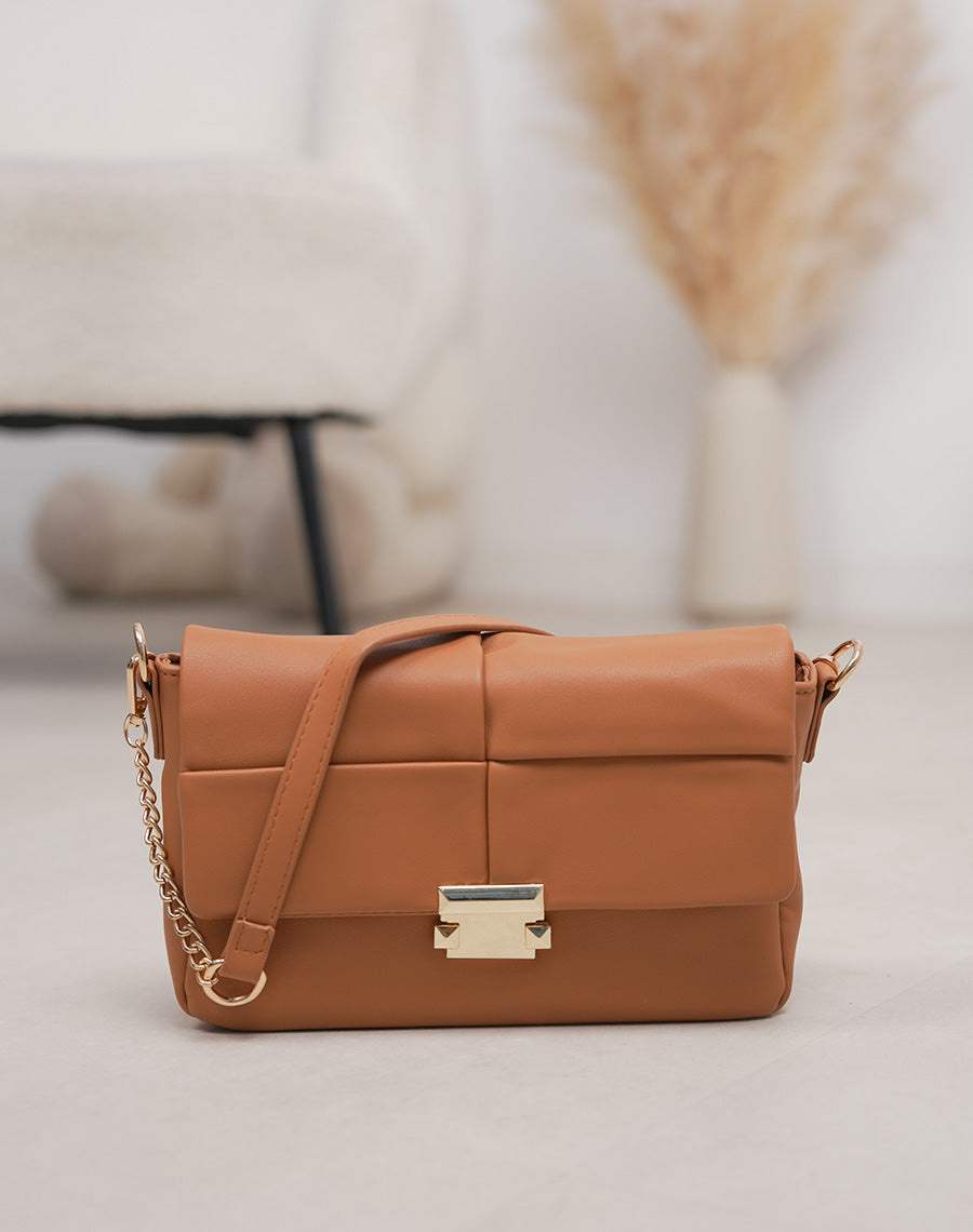 Sac camel matelassé avec fermeture aimantée dorée