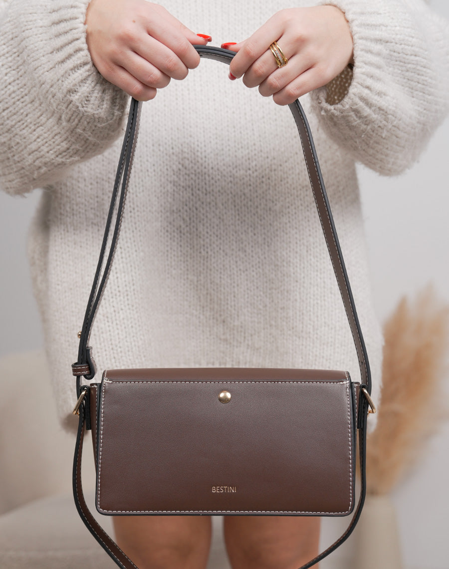 Sac marron à détail doré avec fermeture aimantée