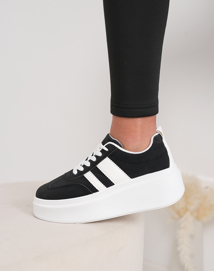Basket femme noire tendance avec rayures épaisses et plateforme confortable