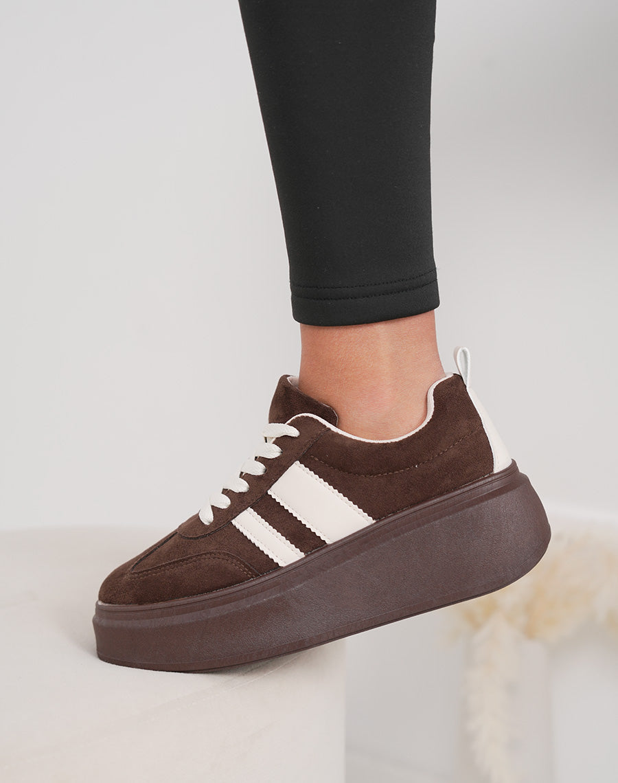Basket femme marron tendance en suédine avec rayures écru et plateforme épaisse