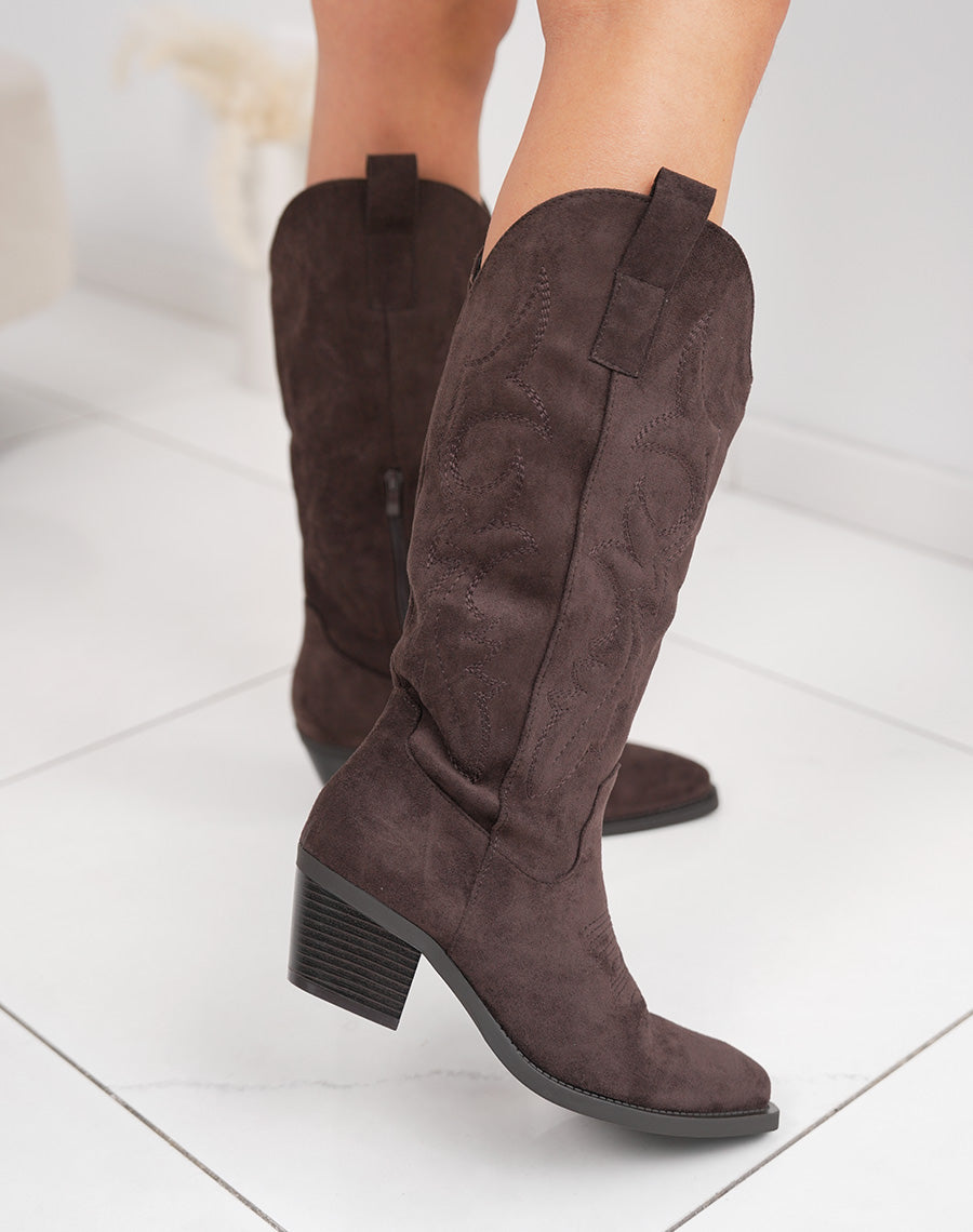 Santiags femme marron élégantes en suédine brodée avec bout pointu et talon épais