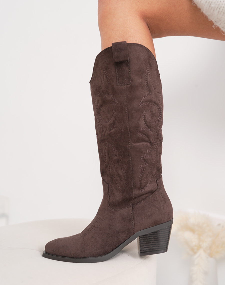 Santiags femme marron élégantes en suédine brodée avec bout pointu et talon épais