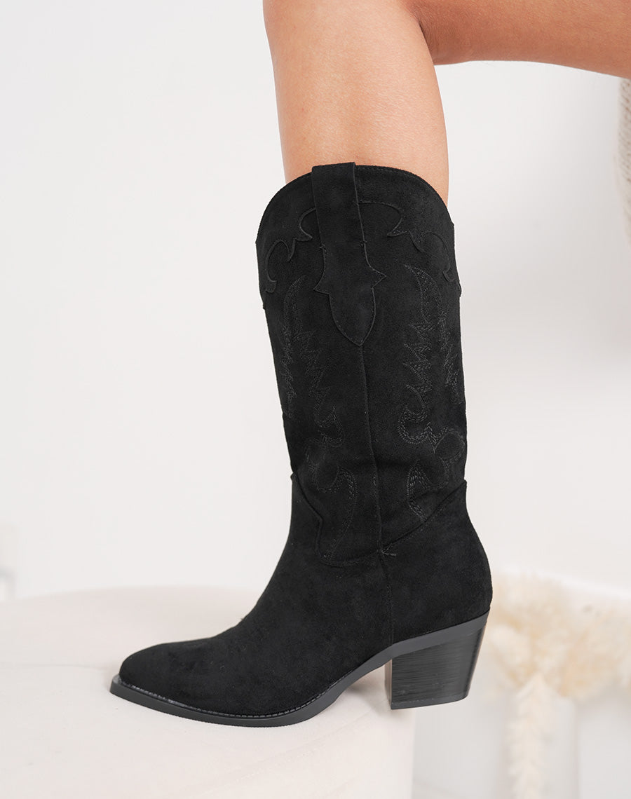 Santiags femme noires en suédine brodée avec bout pointu et tige courte tendance