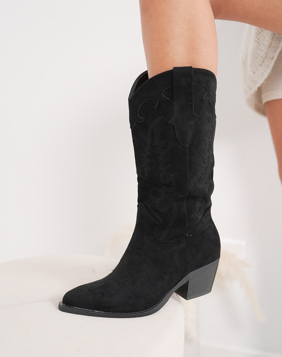 Santiags femme noires en suédine brodée avec bout pointu et tige courte tendance