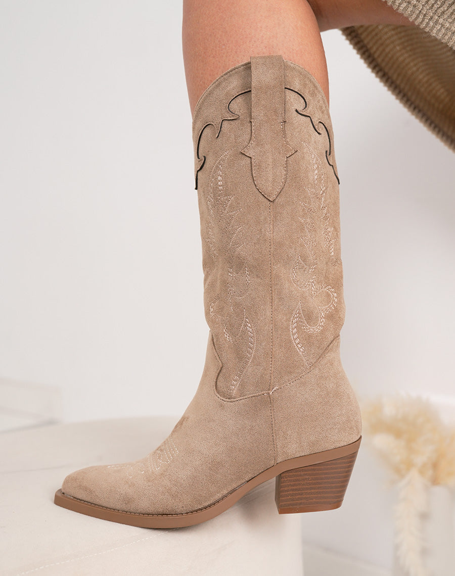 Santiags femme beige en suédine brodée avec tige courte et talon épais confortable