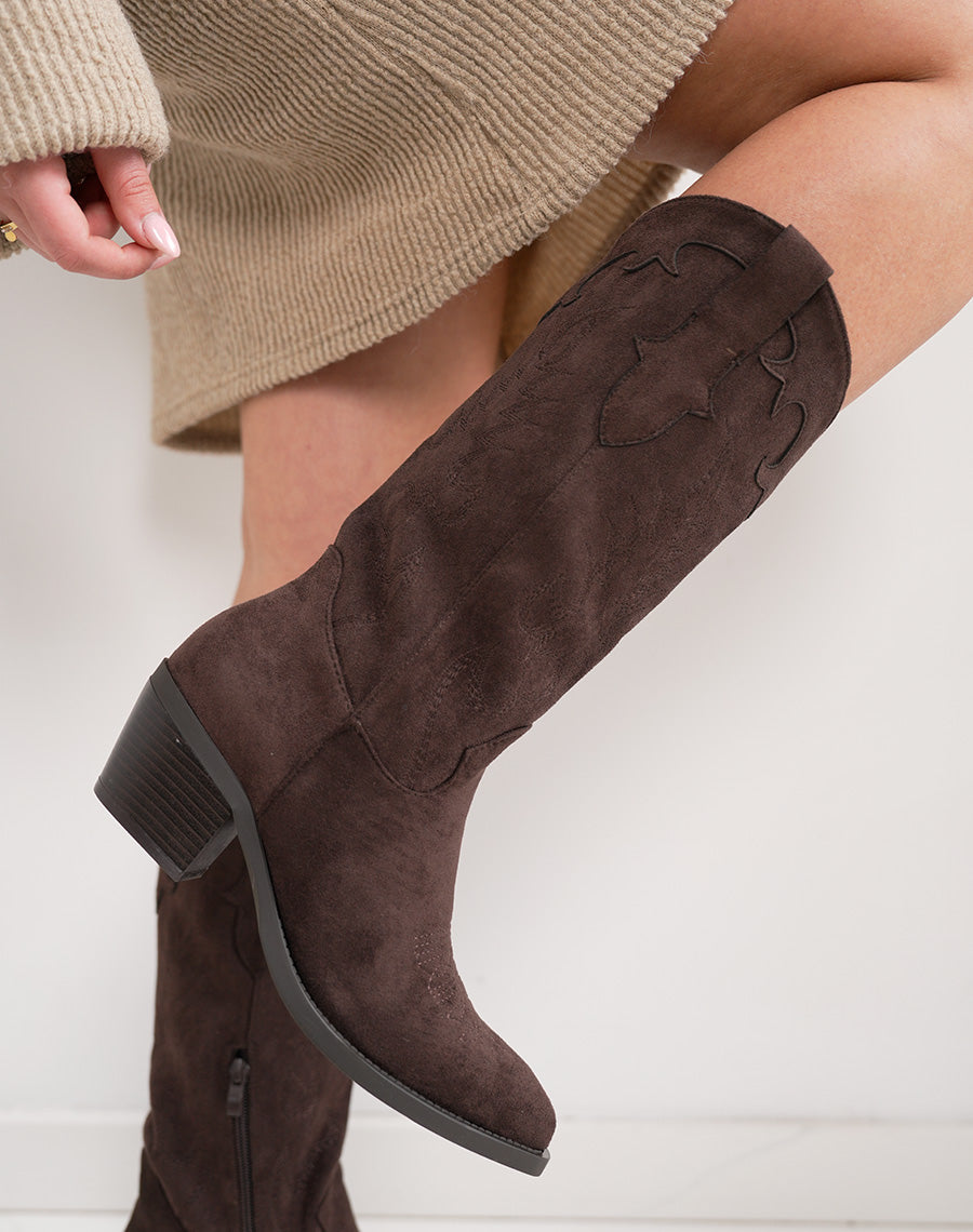 Santiags femme marron en suédine brodée avec tige courte et talon épais