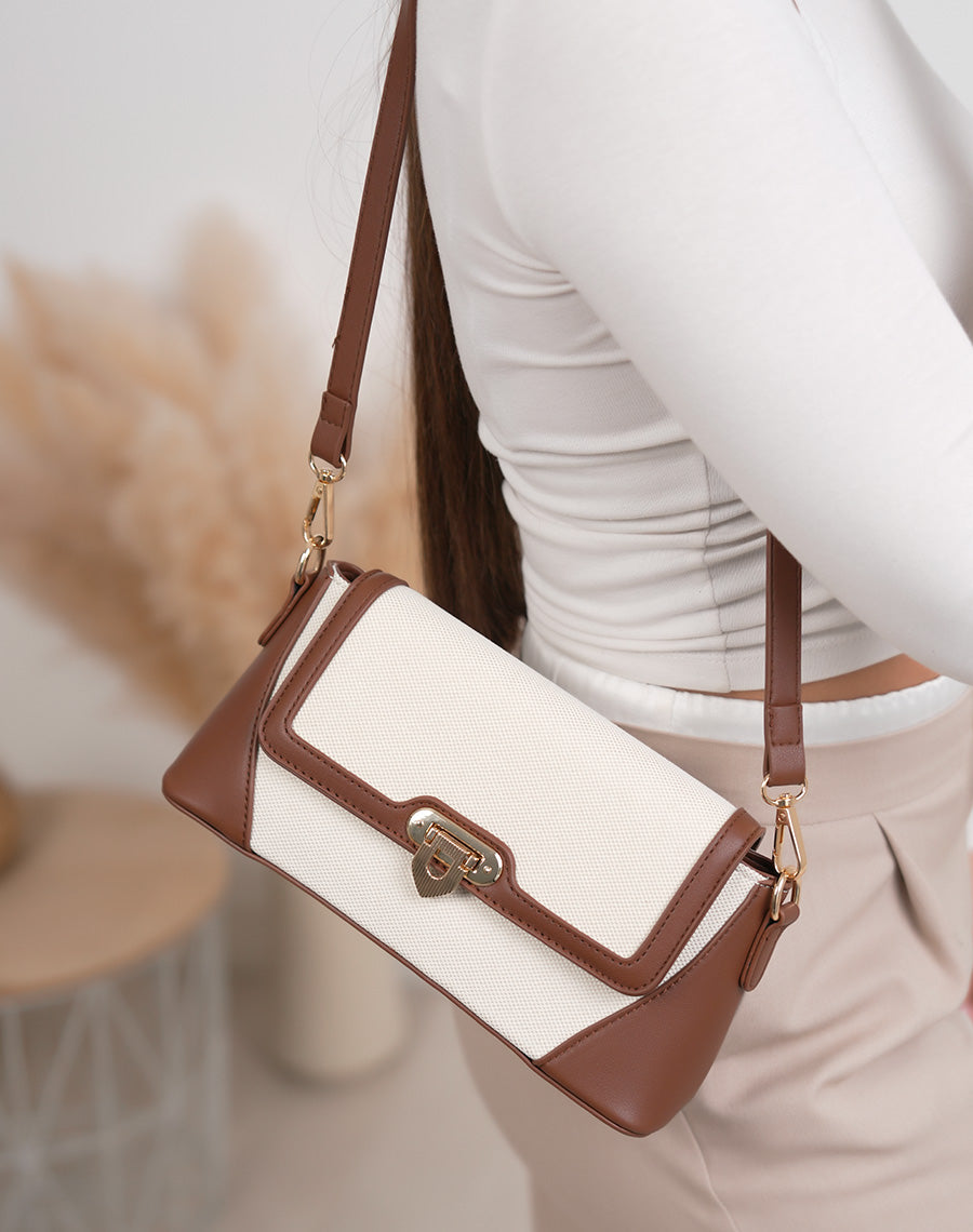 Sac à main femme beige et marron élégant en toile tissée avec fermoir doré chic